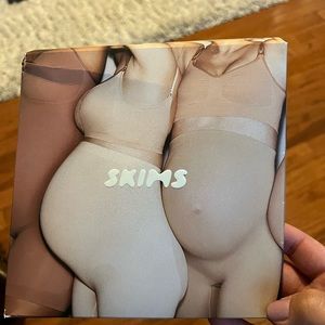 Skims Maternity Shapwear - Mid thigh bodysuit